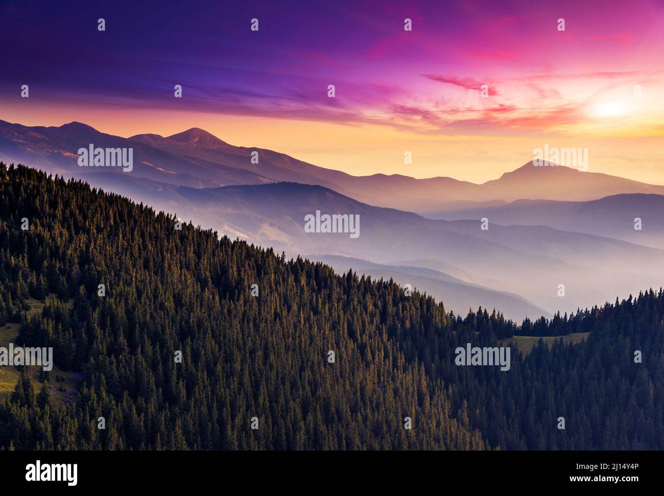 Majestuoso paisaje de montaña por la mañana con una colorida nube. Cielo dramático. Cárpatos, Ucrania, Europa. Mundo de la belleza. Foto de stock