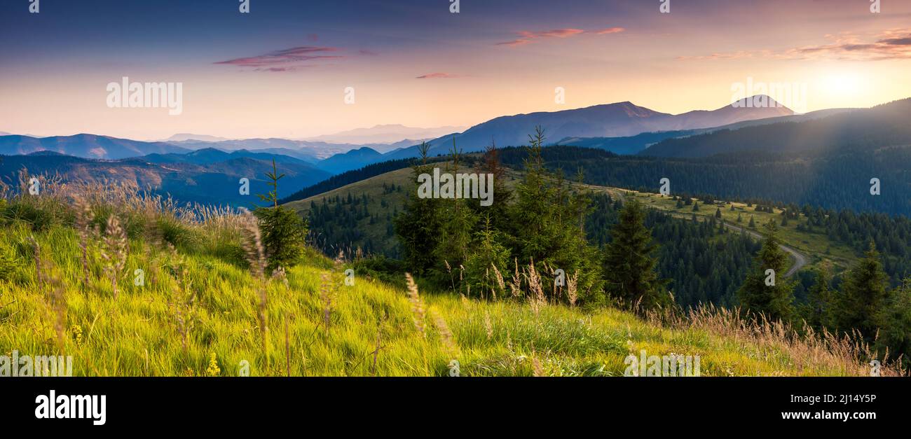 Majestuoso paisaje de montaña por la mañana con una colorida nube. Cielo dramático. Cárpatos, Ucrania, Europa. Mundo de la belleza. Foto de stock