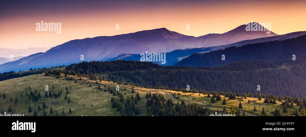 Majestuoso paisaje de montaña por la mañana con una colorida nube. Cielo dramático. Cárpatos, Ucrania, Europa. Mundo de la belleza. Foto de stock