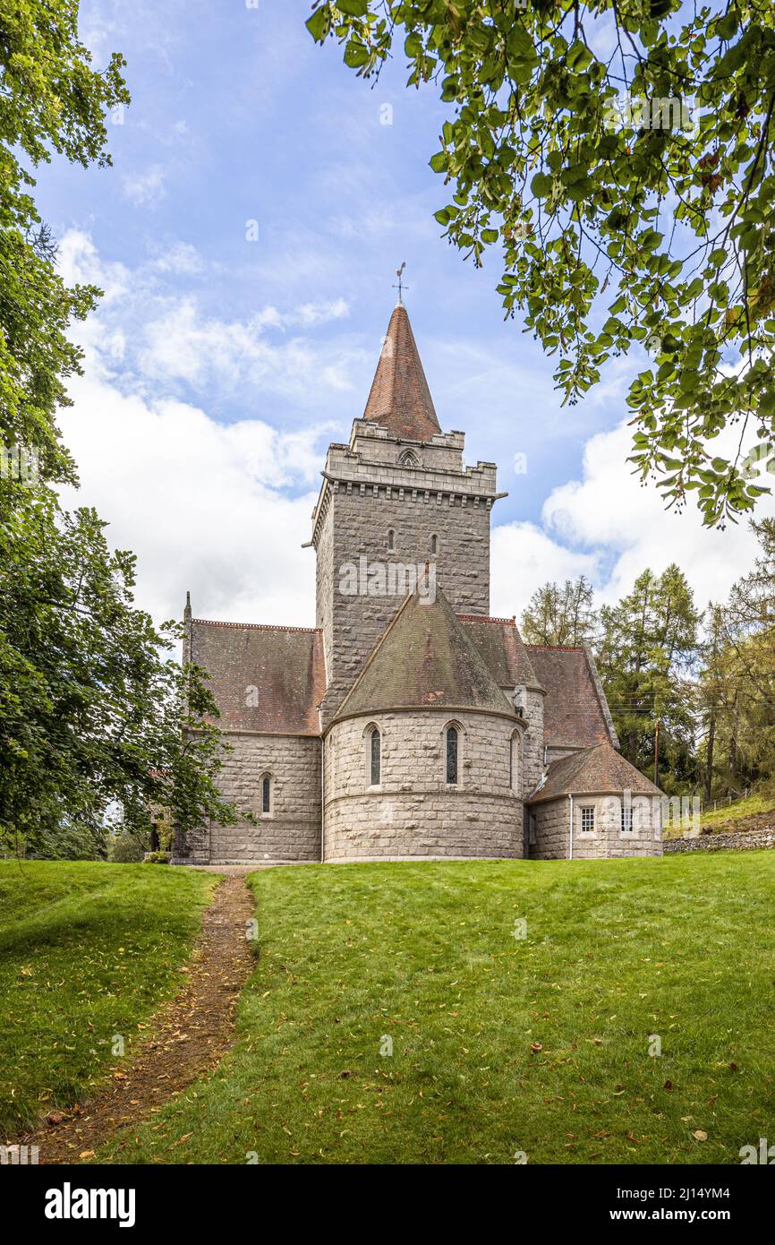 Crathie Kirk, una pequeña iglesia parroquial de la Iglesia Victoriana de Escocia cerca del Castillo Balmoral, Aberdeenshire, Escocia Reino Unido Foto de stock