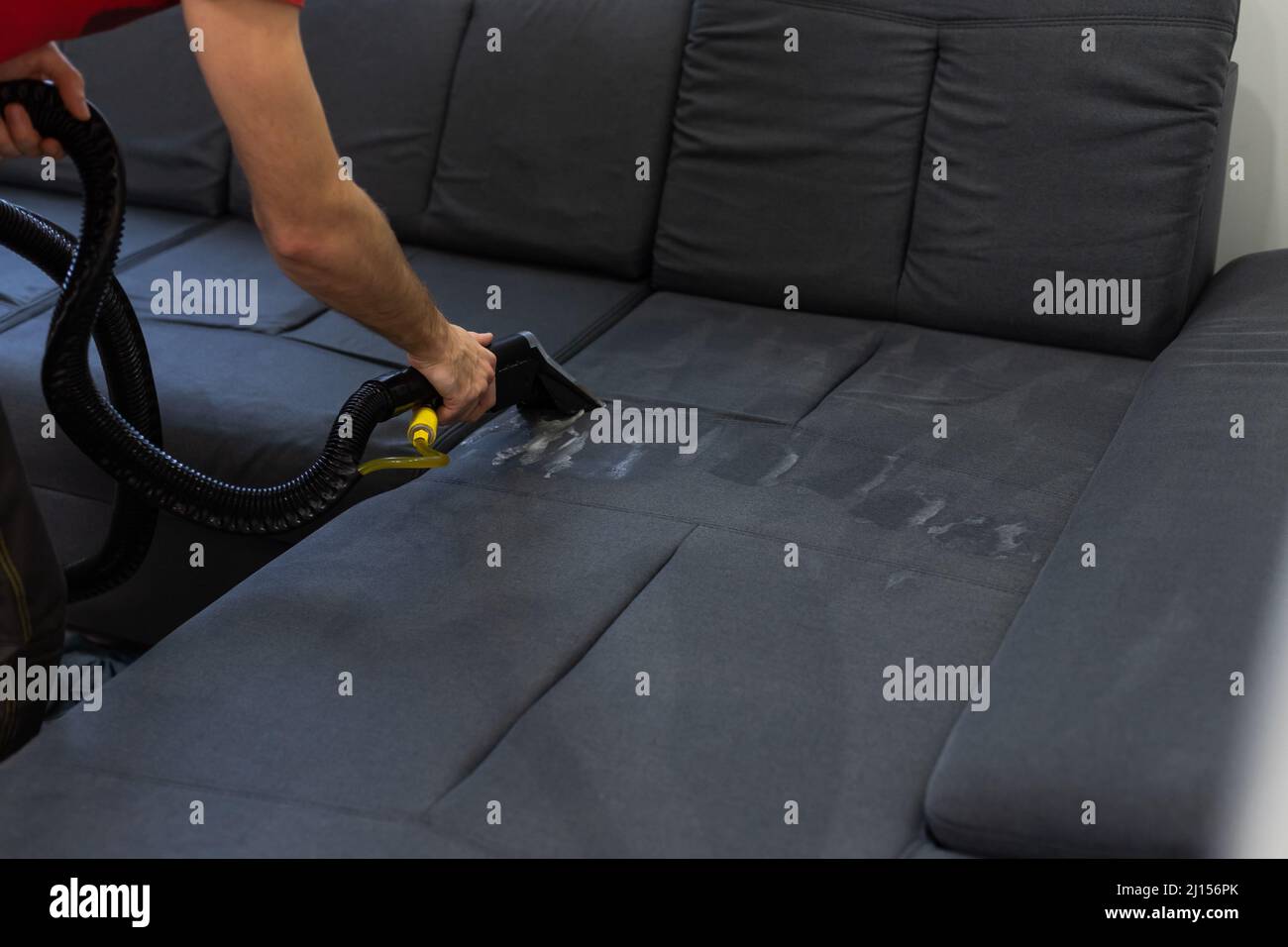 Limpieza de manos Un sofá con un limpiador de vapor, concepto de limpieza  de casa Fotografía de stock - Alamy