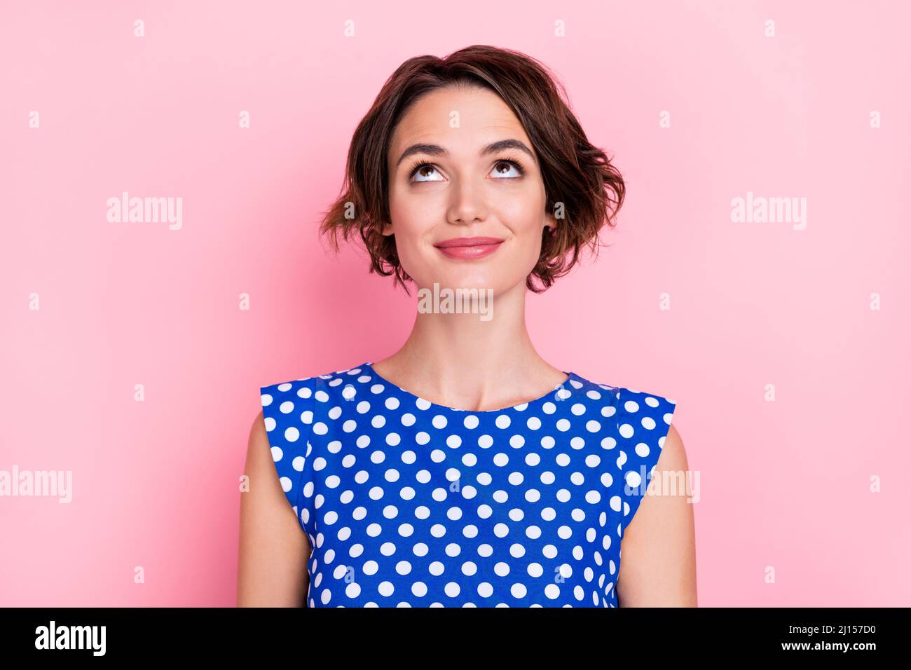 Primer plano imagen buscando espacio vacío ver promoción vestir elegante  pelup ropa aislada sobre fondo de color rosa Fotografía de stock - Alamy