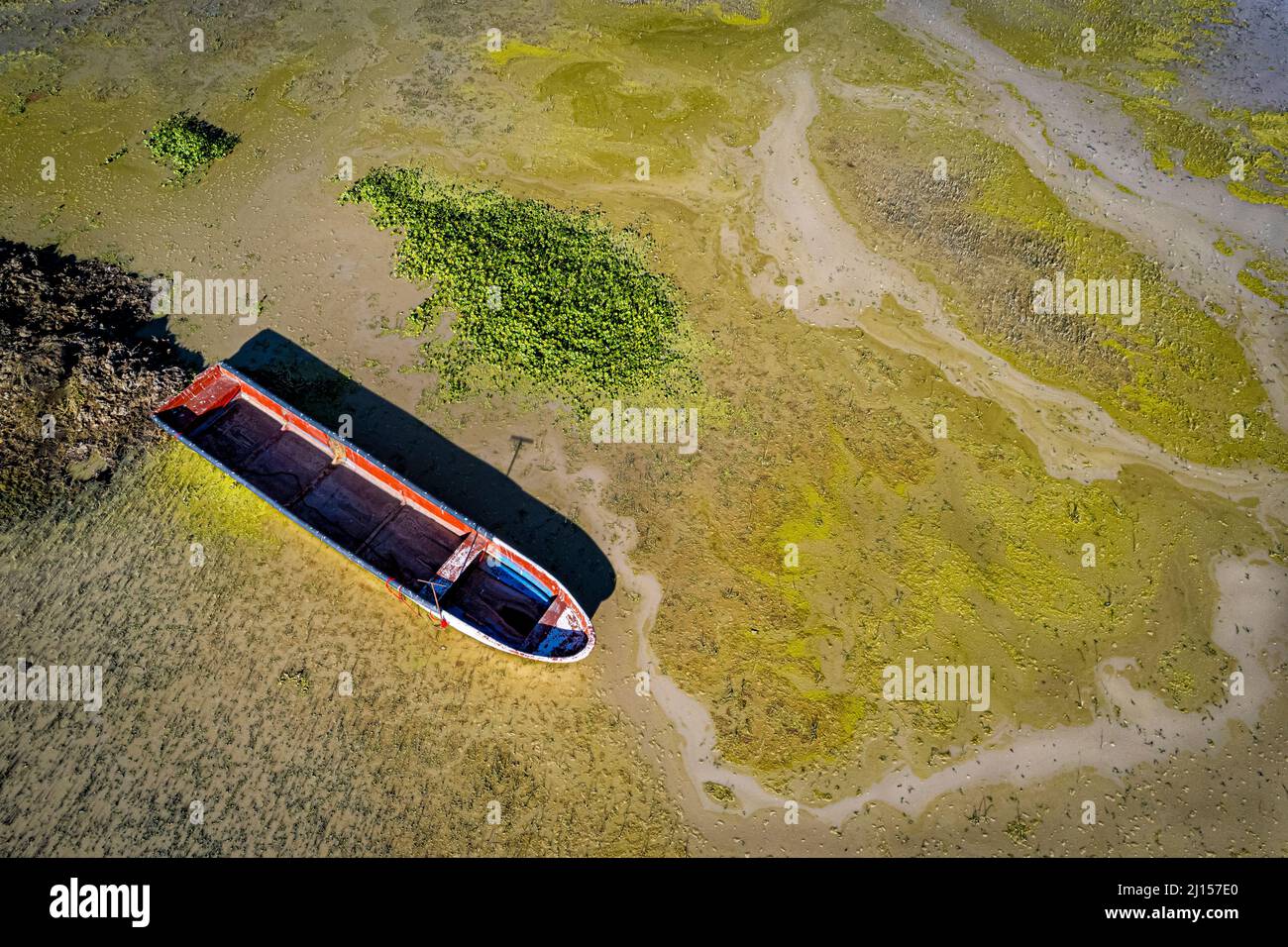 Un barco se encuentra varado en el Lago Cuitzeo, un gran lago poco profundo en el centro de México que está muriendo. Foto de stock