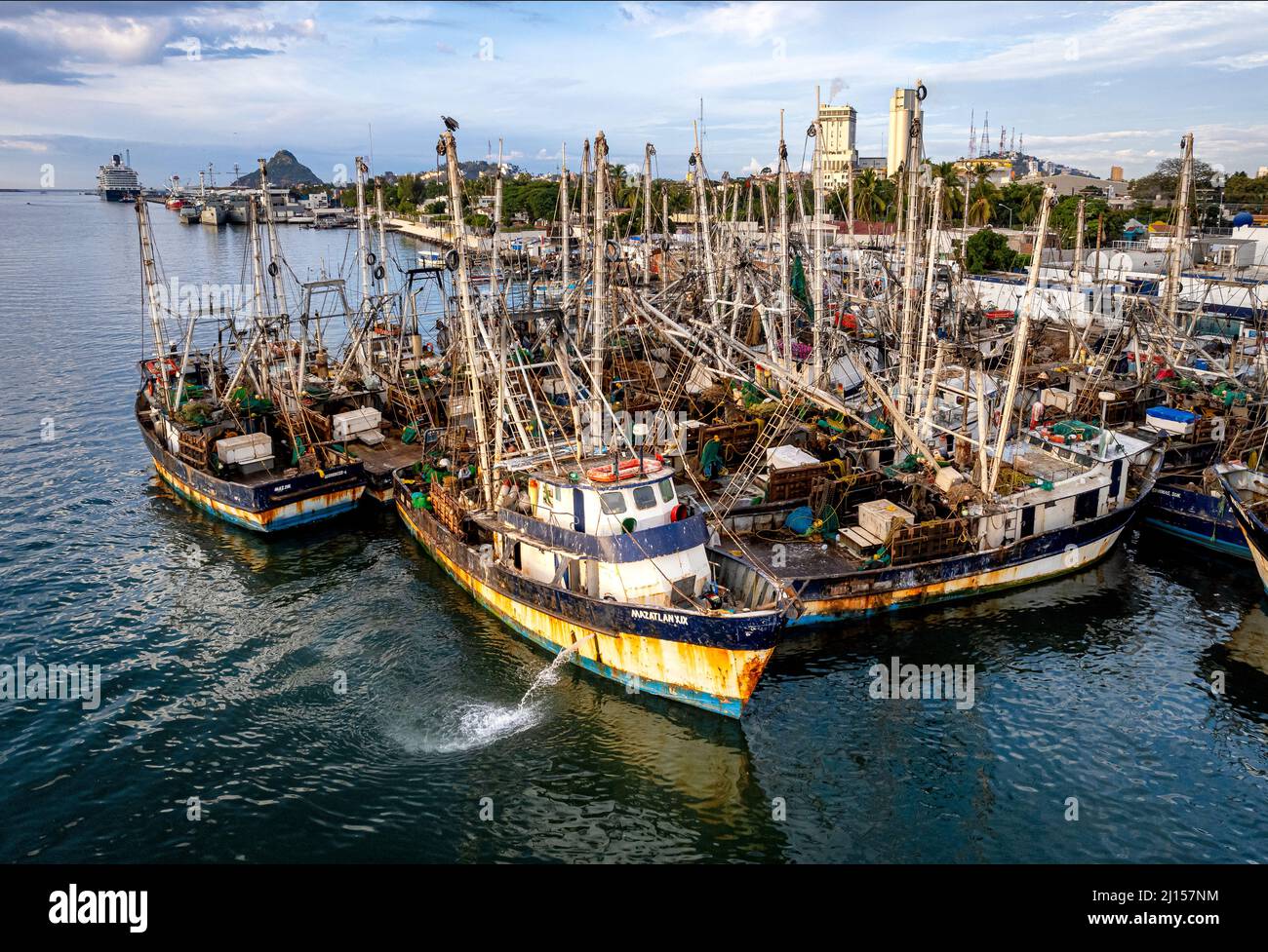 Barcos de pesca atracados en el puerto deportivo de Mazatlán, Sinaloa, México. Foto de stock