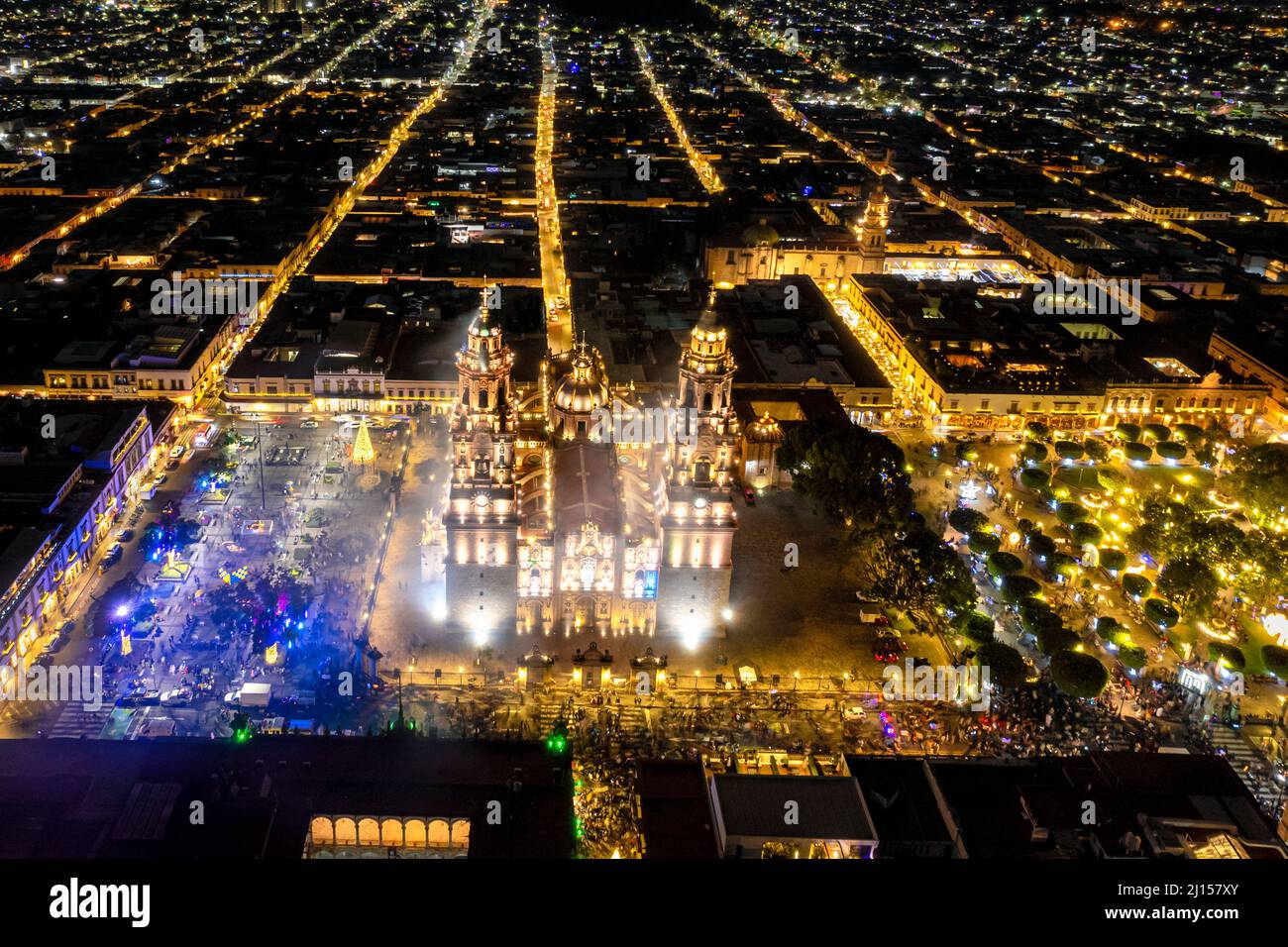 Vista nocturna aérea de la catedral iluminada y plazas de Morelia, Michoacán, México. Foto de stock