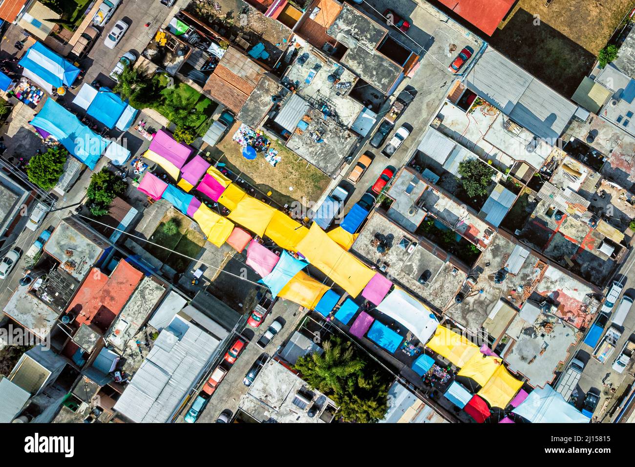 Vista aérea de un colorido mercado callejero en Morelia, Michoacán, México. Foto de stock