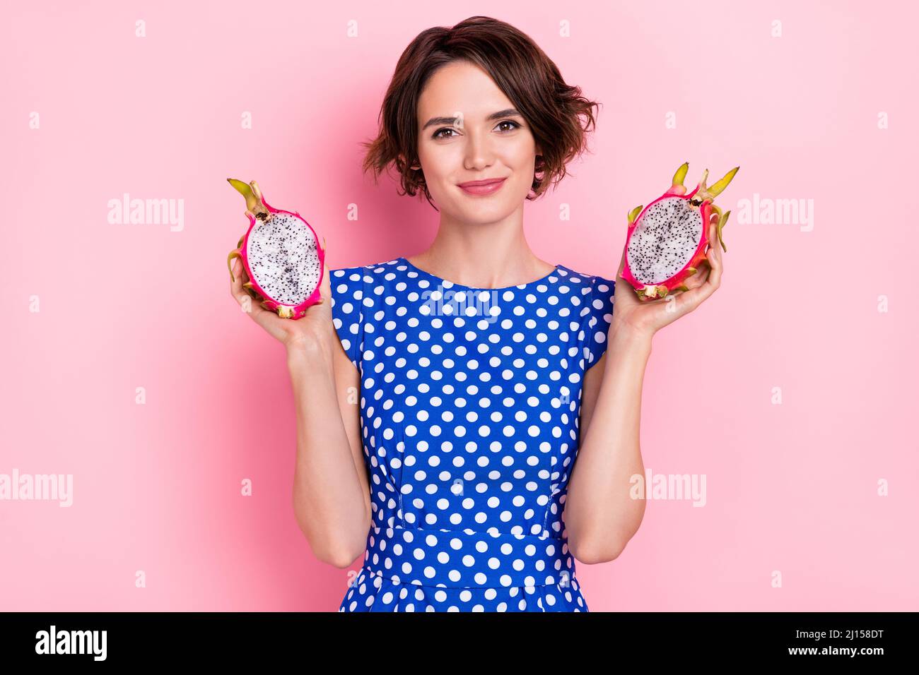 Foto de bonita señora morena milenaria sostener dragón fruta usar blusa  azul aislado sobre fondo de color rosa Fotografía de stock - Alamy