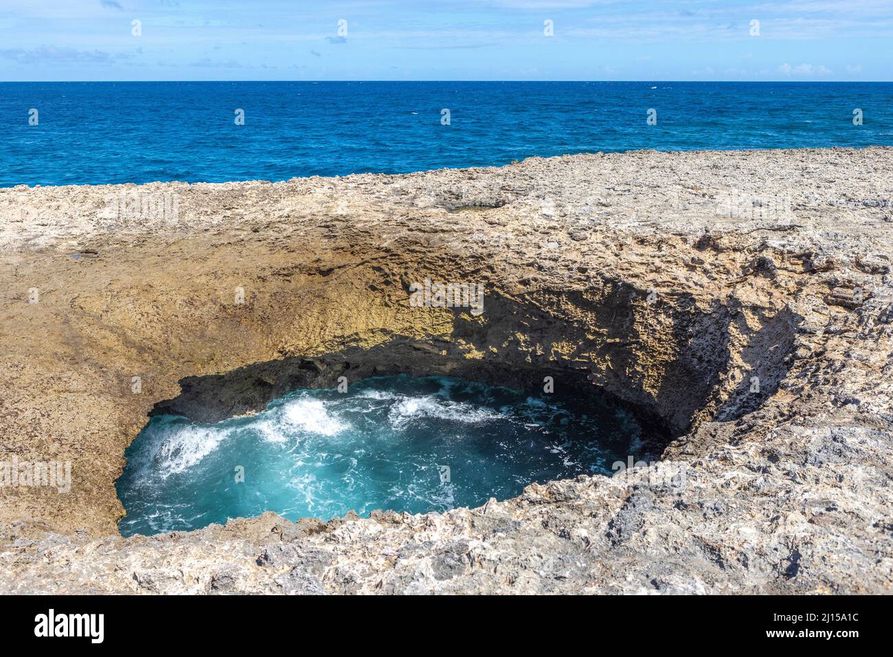 Agujero de Watamula - vista natural en la isla Curacao en el Caribe Foto de stock