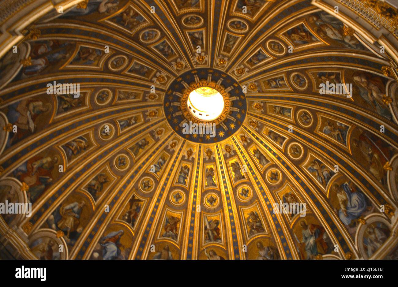 Roma Italia Vaticano Basílica de San Pedro Interior de la Gran Cúpula Foto de stock