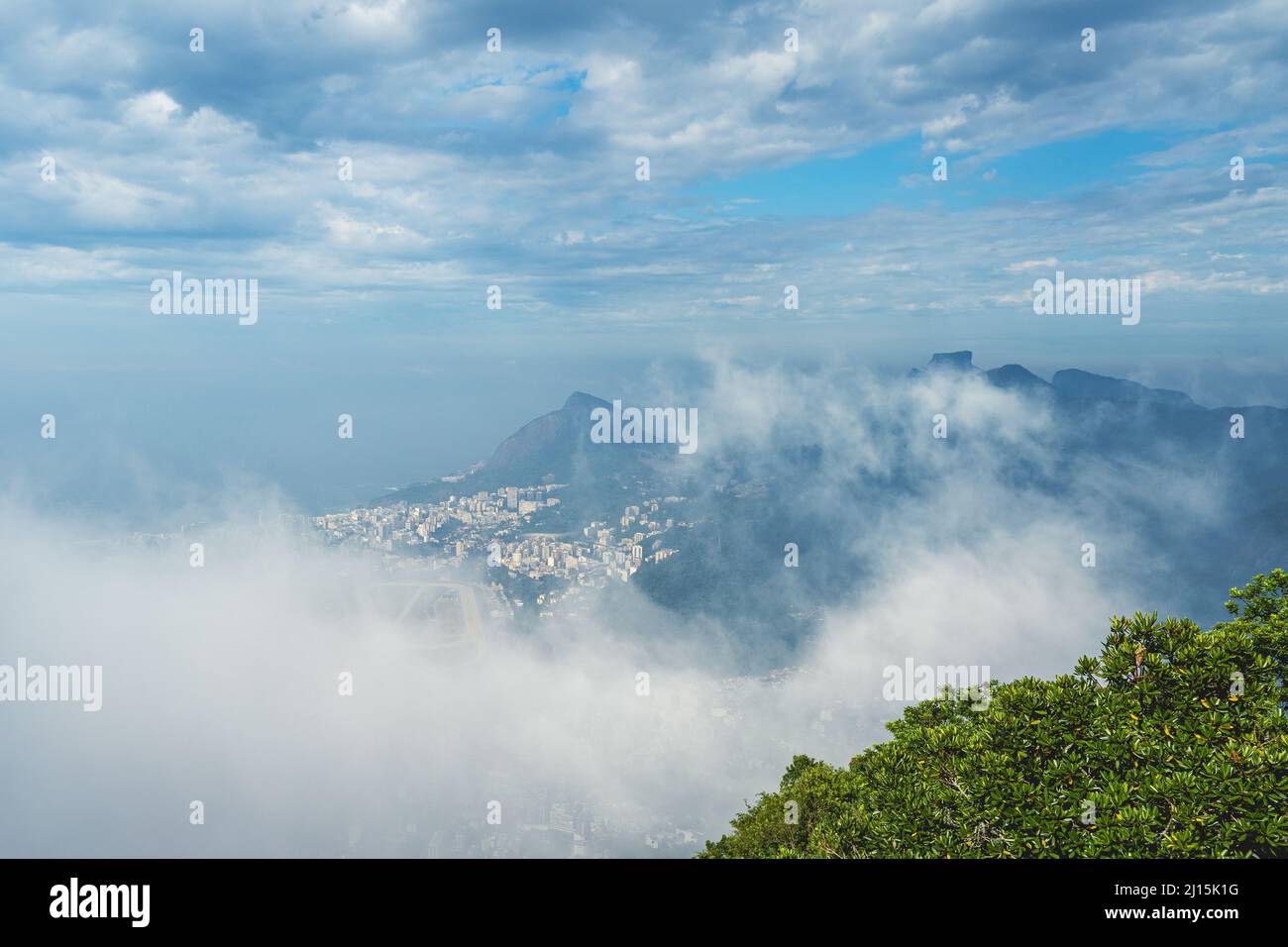 Vista nublada desde la cima de la Montaña Corcovado en Río de Janeiro, Brasil. Foto de stock