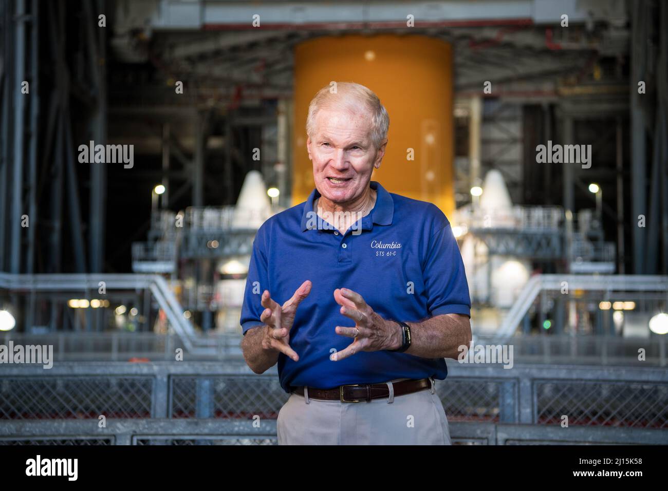 Bill Nelson, administrador de la NASA, es entrevistado durante una gira por el Edificio de la Asamblea de Vehículos (VAB), el miércoles 28 de julio de 2021, en el Centro Espacial Kennedy de la NASA en Florida. El Sistema de Lanzamiento Espacial (SLS) de la NASA es el primer cohete espacial profundo construido para transportar a los seres humanos a la luna y más allá desde el Saturno V. Foto Crédito: (NASA/Aubrey Gemignani) Foto de stock