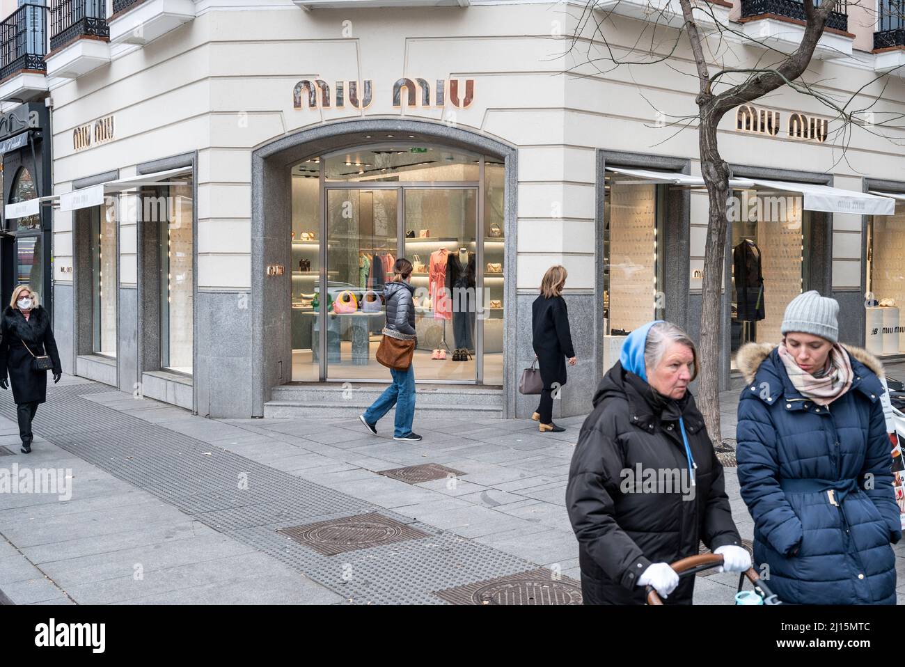 Los compradores pasan por la tienda de ropa y accesorios de la marca  italiana Miu Miu para mujer de alta moda en España. (Foto de Xavi Lopez /  SOPA Images/Sipa USA Fotografía