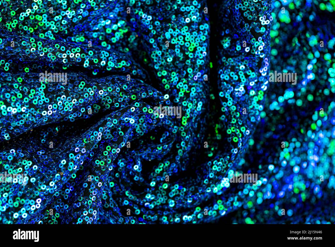 Lentejuelas texture.Green azul lentejuelas background.Shiny azul y verde tela.Artesanía y hobby. Foto de stock