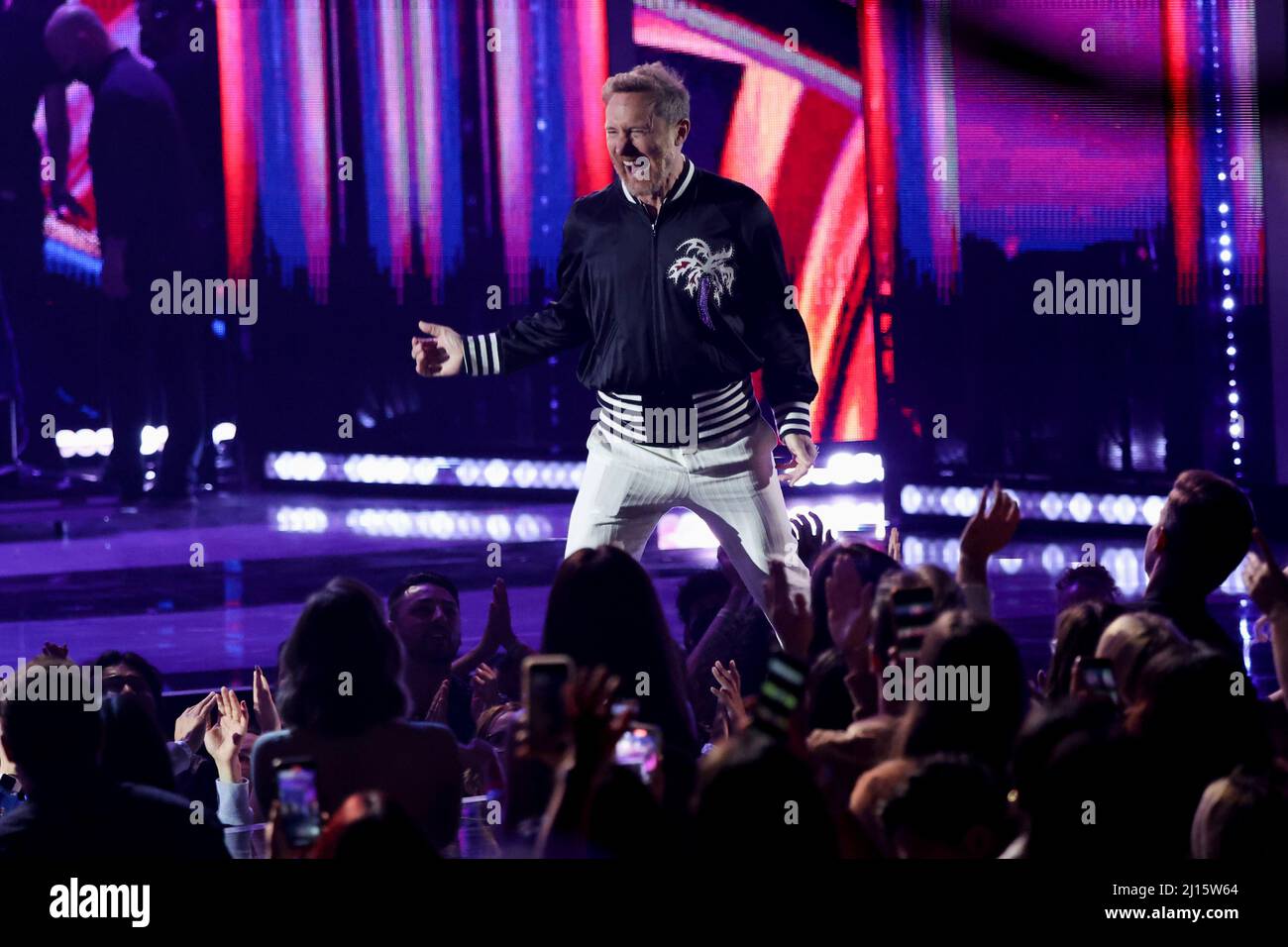 David Guetta recibe el premio al Artista de Danza del Año en los Premios de  Música iHeartRadio, en el Shrine Auditorium en Los Angeles, California,  EE.UU., 22 de marzo de 2022. REUTERS/Mario