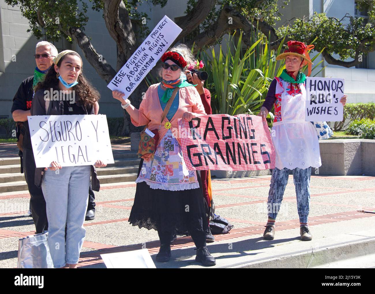 Berkeley, CA - 8 de marzo de 2022: Participantes no identificados en la protesta por los derechos al aborto en Rise Up 4 en Sproul Plaza en la Universidad de California en Berkeley, CA. Foto de stock