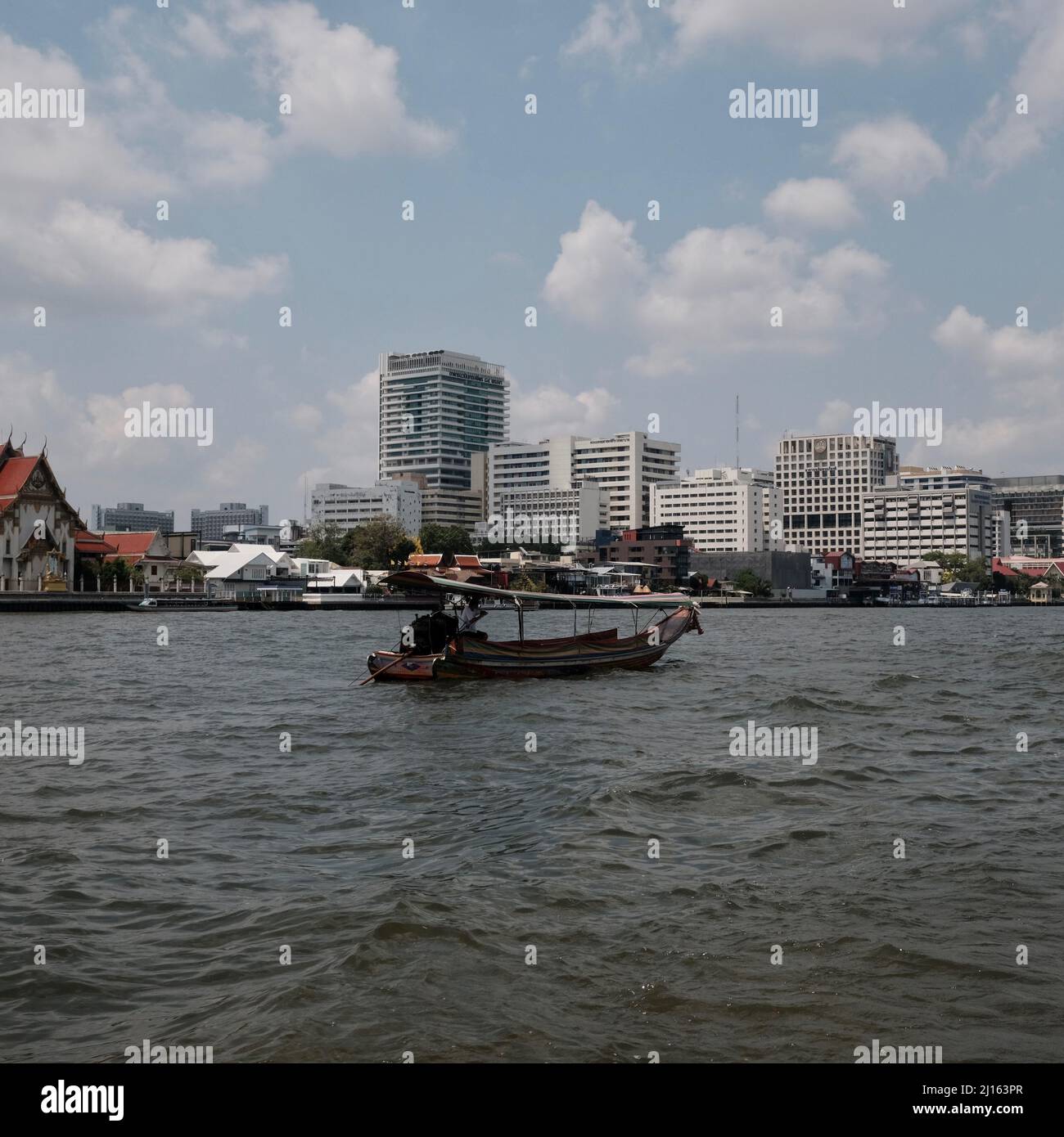 Barco tradicional Longboat aka Long Tail Tourist Charter Boat en el río Chao Phraya, Bangkok, Tailandia Foto de stock