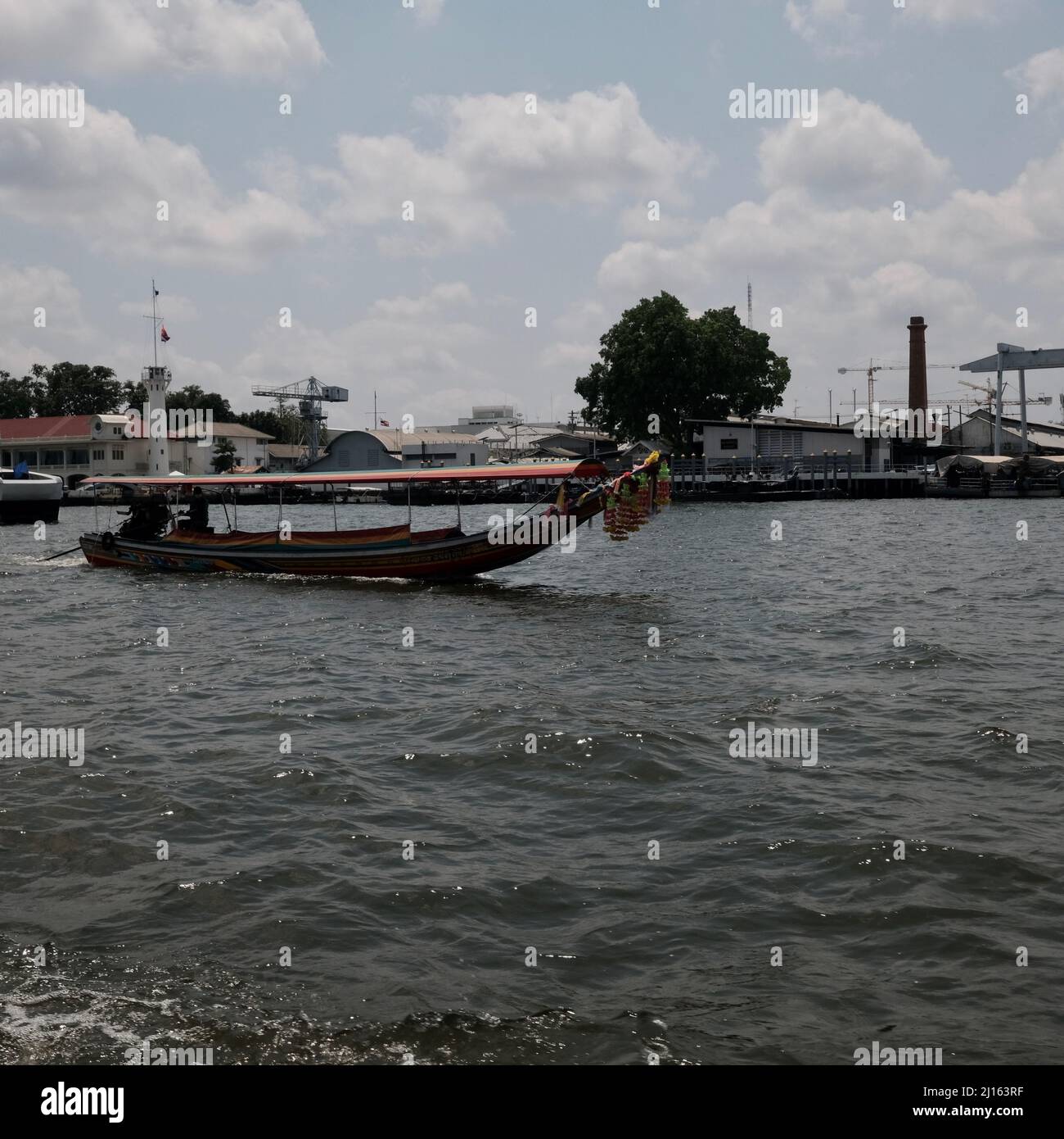 Barco tradicional Longboat aka Long Tail Tourist Charter Boat en el río Chao Phraya, Bangkok, Tailandia Foto de stock