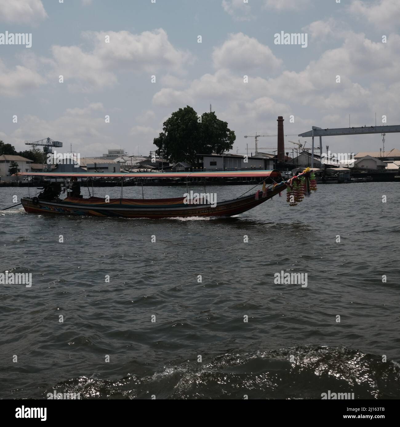 Barco tradicional Longboat aka Long Tail Tourist Charter Boat en el río Chao Phraya, Bangkok, Tailandia Foto de stock