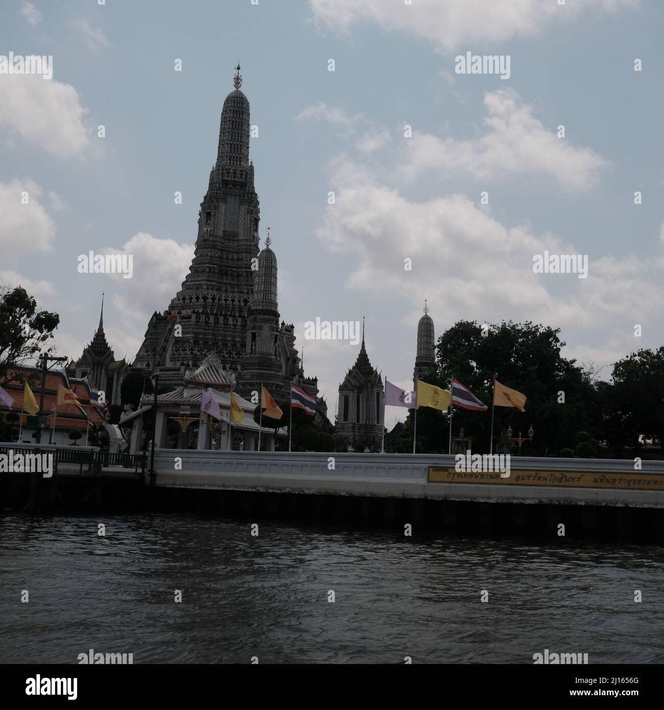 Templo budista del amanecer aka Wat Arun Ratchawaram Ratchawaramahawihan aka Wat Arun en el río Chao Phraya Bangkok Tailandia Foto de stock