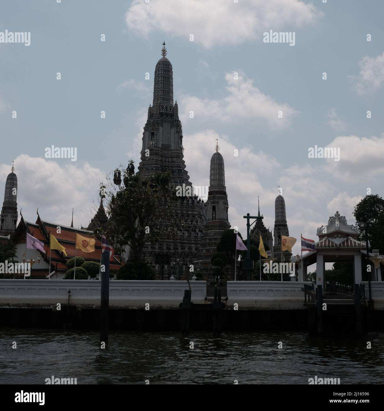 Templo budista del amanecer aka Wat Arun Ratchawaram Ratchawaramahawihan aka Wat Arun en el río Chao Phraya Bangkok Tailandia Foto de stock