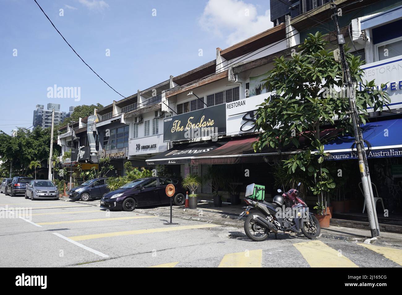 Fila de restaurantes en Ampang Hilir, Kuala Lumpur, Malasia Foto de stock