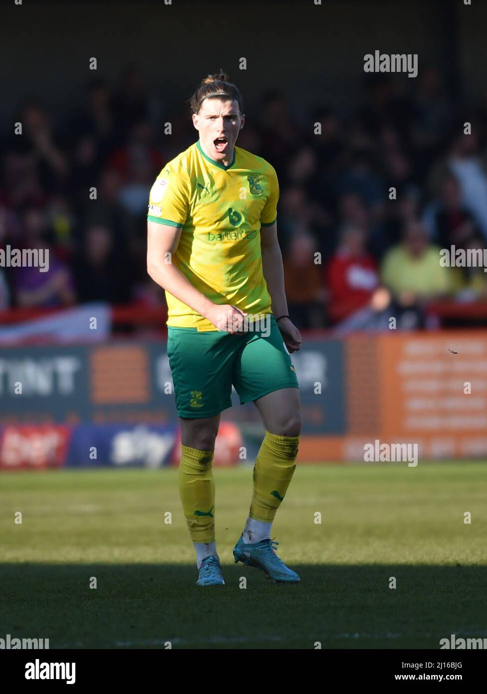 Josh Davison de Swindon celebra después de equiparar a principios de la segunda mitad durante el partido de la Sky Bet League Dos entre Crawley Town y Swindon Town en el estadio de la pensión popular , Crawley , Reino Unido - 19th de marzo de 2022 Crédito Simon Dack/TPI Uso editorial solamente. Sin merchandising. Para las imágenes de fútbol, se aplican restricciones de FA y Premier League, inc. No se puede utilizar Internet/móvil sin licencia de FAPL. Para obtener más información, póngase en contacto con Football Dataco Foto de stock