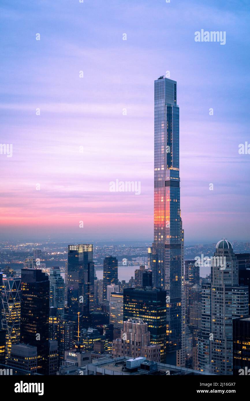 Reflejo de la puesta de sol en un edificio de la ciudad de Nueva York Foto de stock