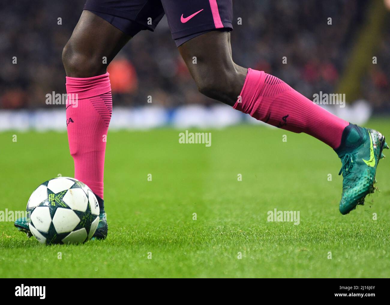 MANCHESTER, INGLATERRA - 1 DE NOVIEMBRE de 2016: Detalle de las botas de  Samuel Umtiti fotografiadas durante el partido del grupo C de la UEFA  Champions League entre Manchester City y el