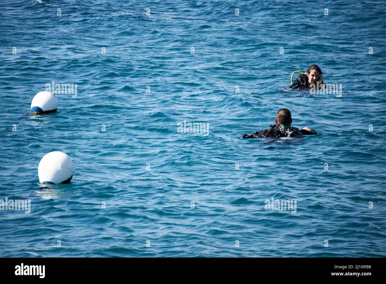 clase de buceo en grupo turístico en aguas poco profundas en la playa puerto del carmen lanzarote islas canarias españa Foto de stock