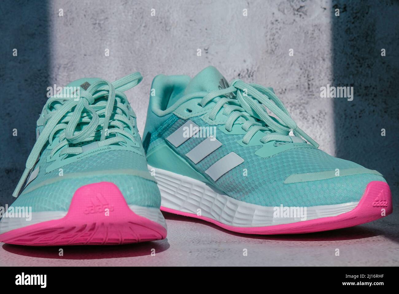 Kiev Ucrania - Octubre 2021 Adidas swift run zapatos para para mujer - editorial ilustrativo Azul y rosa moda Adidas botas de running. Multinati Fotografía de stock - Alamy