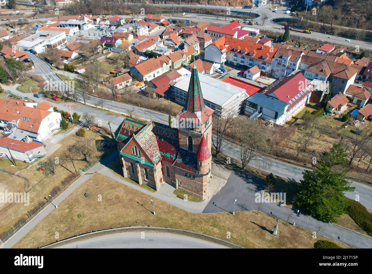 Vista aérea de la iglesia de San Cirilo y Metodio en el pueblo cerca de “Brno” llamado “Bilovice nad Svitavou” Foto de stock