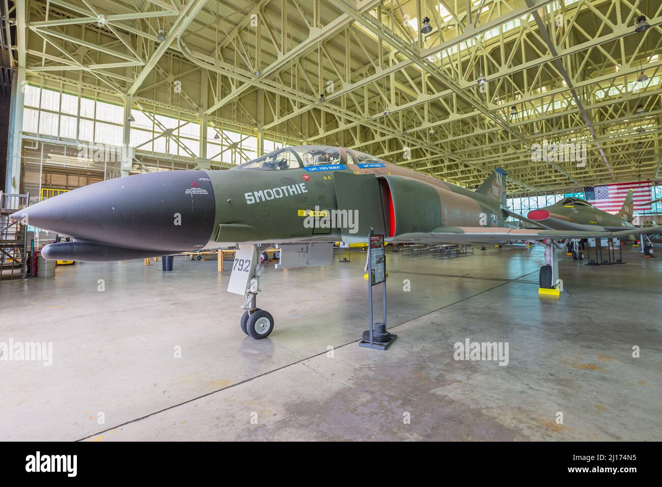 Honolulu, Oahu, Hawaii, Estados Unidos -Agosto 2016: McDonnell Douglas F-4C Phantom II Fighter de 1963 en Hangar 79 del Pearl Harbor Aviation Museum of Foto de stock