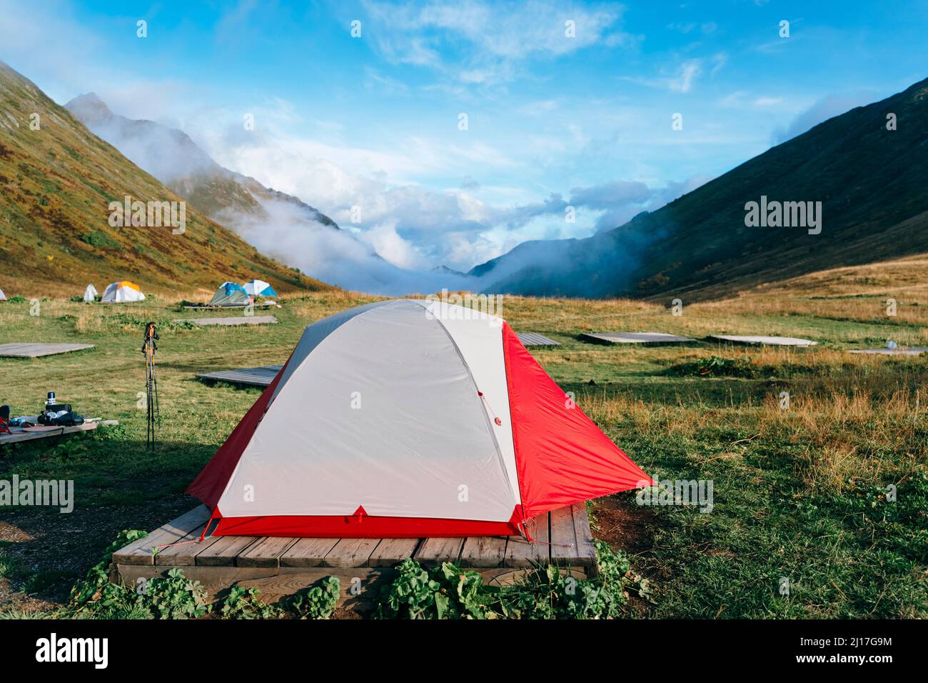 Camping carpa en el paisaje de montaña Foto de stock