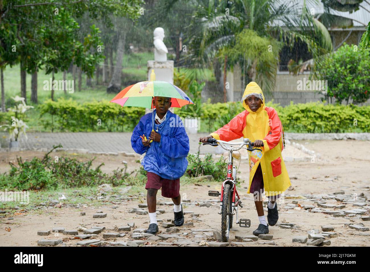 TANZANIA Zanzíbar, ciudad de piedra, dos niños que van en la lluvia dos escuelas / TANSANIA Insel Sansibar, Stonetown, Zwei Kinder gehen im Regen zur Schule Foto de stock