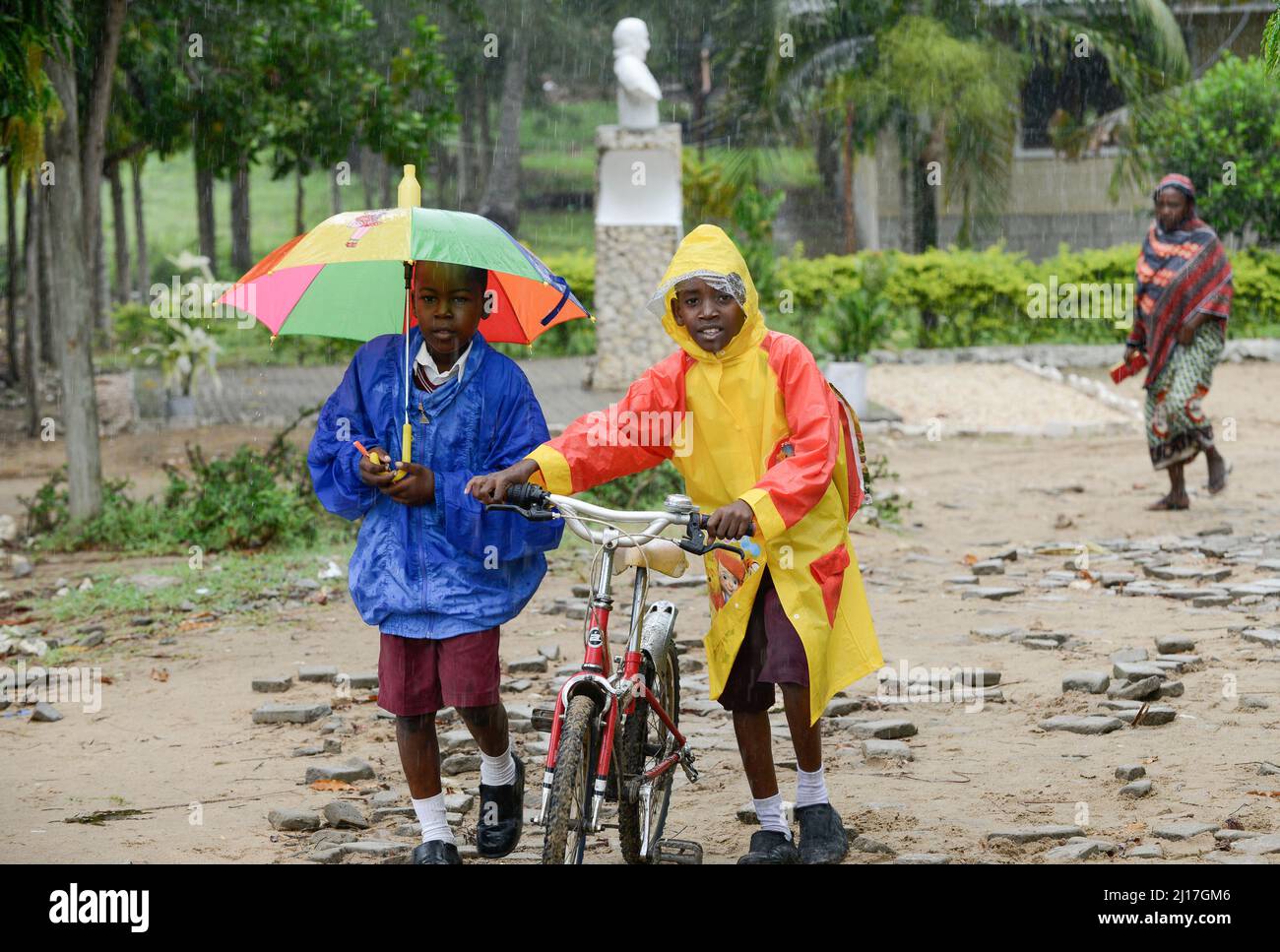 TANZANIA Zanzíbar, ciudad de piedra, dos niños que van en la lluvia dos escuelas / TANSANIA Insel Sansibar, Stonetown, Zwei Kinder gehen im Regen zur Schule Foto de stock