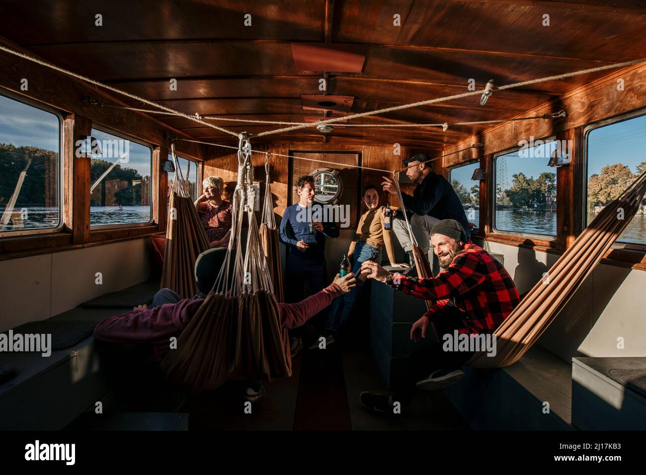 Amigos pasar tiempo libre juntos en barco Foto de stock