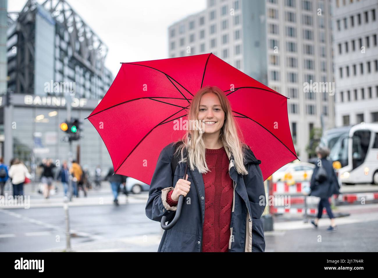 Lluvia lloviendo paraguas mujer calle fotografías e imágenes de alta  resolución - Página 3 - Alamy