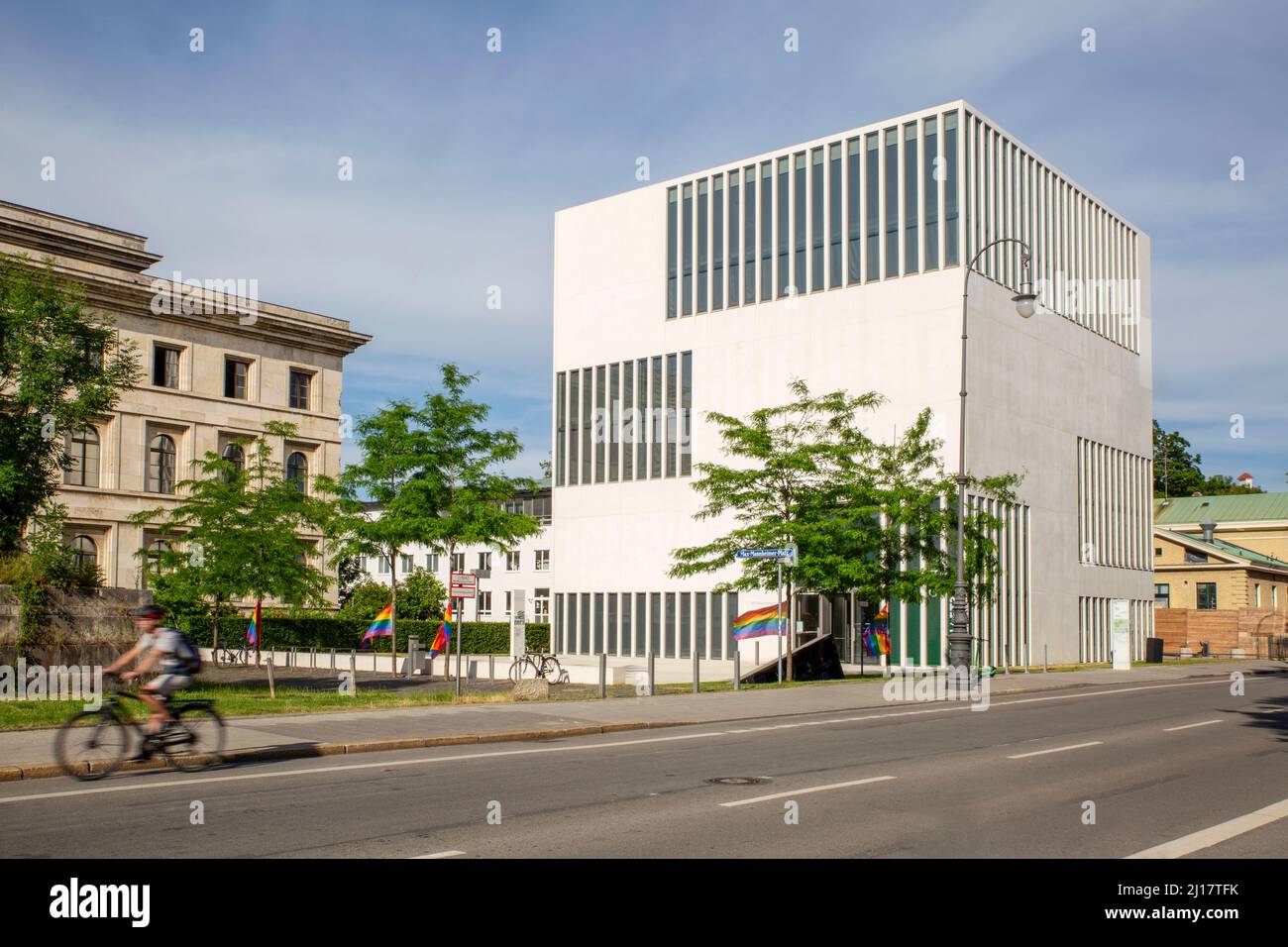 Alemania, Baviera, Munich, Calle frente al Centro Nacional de Socialismo-Documentación Foto de stock