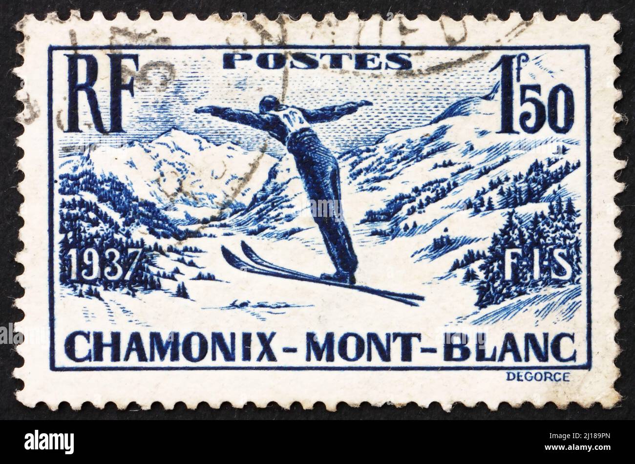 FRANCIA - ALREDEDOR de 1937: Un sello impreso en el France Shows Ski Jumper, International Ski Meet en Chamonix, Mont Blanc, alrededor de 1937 Foto de stock