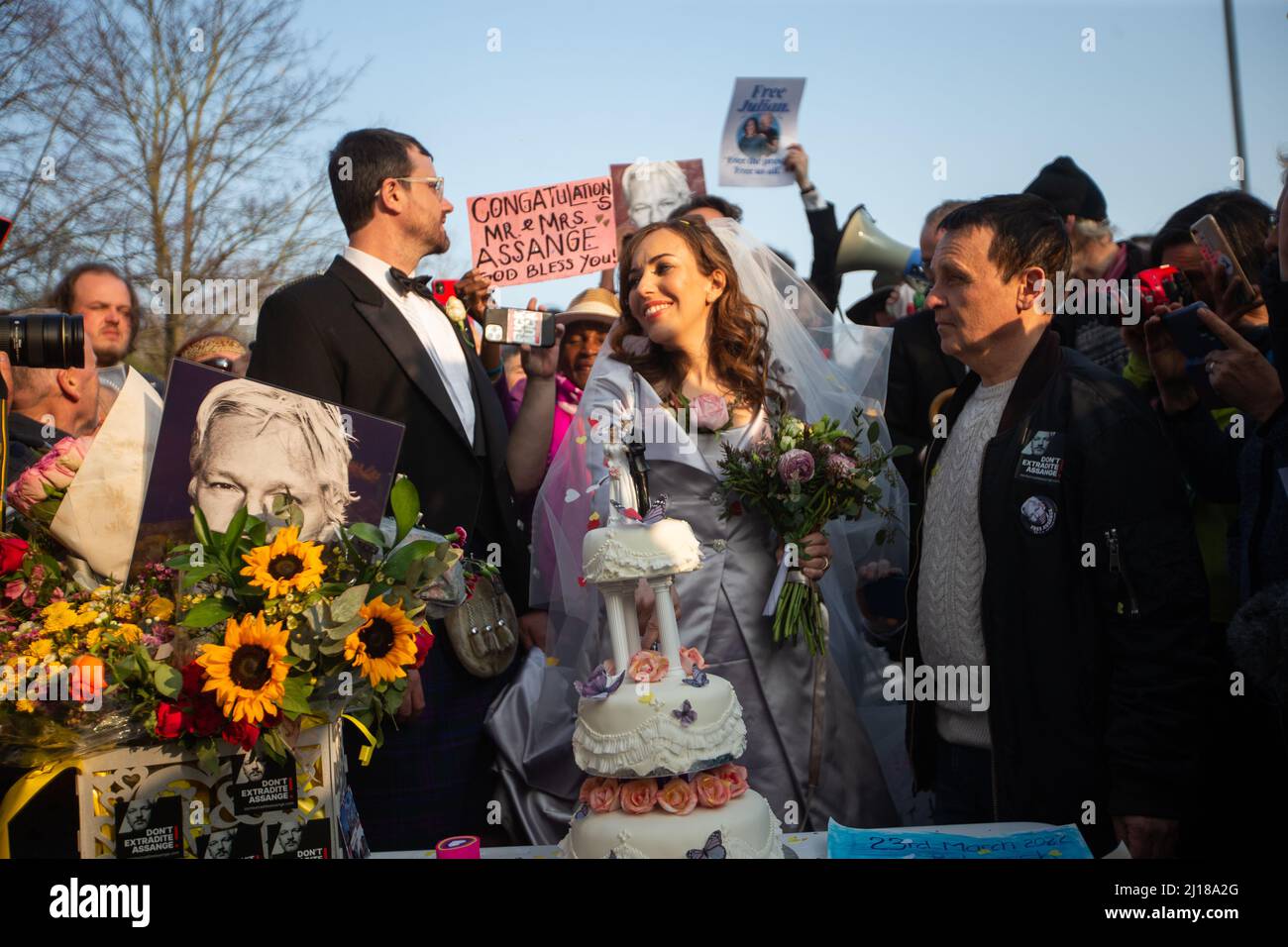 Londres, Inglaterra, Reino Unido. 23rd Mar, 2022. STELLA MORRIS es visto cortar pastel de boda fuera de la prisión de Belmarsh después de casarse con el fundador de Wikileaks Julian Assange dentro de la prisión. (Imagen de crédito: © Tayfun Salci/ZUMA Press Wire) Crédito: ZUMA Press, Inc./Alamy Live News Foto de stock