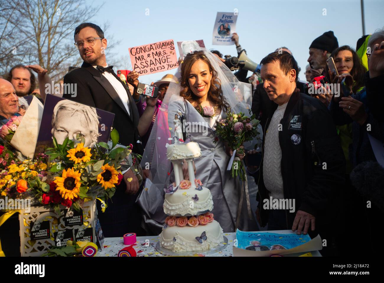 Londres, Inglaterra, Reino Unido. 23rd Mar, 2022. STELLA MORRIS es visto cortar pastel de boda fuera de la prisión de Belmarsh después de casarse con el fundador de Wikileaks Julian Assange dentro de la prisión. (Imagen de crédito: © Tayfun Salci/ZUMA Press Wire) Crédito: ZUMA Press, Inc./Alamy Live News Foto de stock