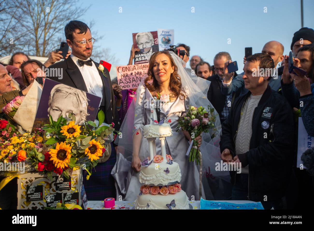 Londres, Inglaterra, Reino Unido. 23rd Mar, 2022. STELLA MORRIS es visto cortar pastel de boda fuera de la prisión de Belmarsh después de casarse con el fundador de Wikileaks Julian Assange dentro de la prisión. (Imagen de crédito: © Tayfun Salci/ZUMA Press Wire) Crédito: ZUMA Press, Inc./Alamy Live News Foto de stock