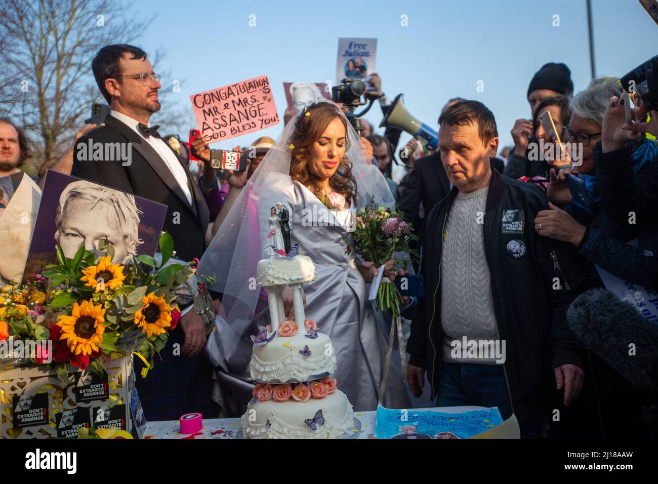 Londres, Inglaterra, Reino Unido. 23rd Mar, 2022. STELLA MORRIS es visto cortar pastel de boda fuera de la prisión de Belmarsh después de casarse con el fundador de Wikileaks Julian Assange dentro de la prisión. (Imagen de crédito: © Tayfun Salci/ZUMA Press Wire) Crédito: ZUMA Press, Inc./Alamy Live News Foto de stock