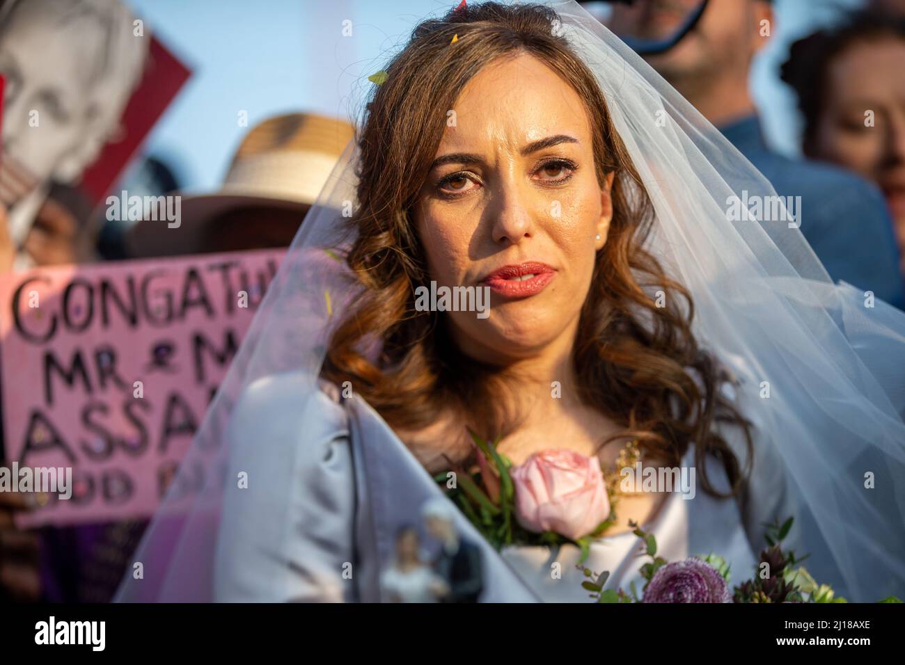 Londres, Inglaterra, Reino Unido. 23rd Mar, 2022. STELLA MORRIS es visto cortar pastel de boda fuera de la prisión de Belmarsh después de casarse con el fundador de Wikileaks Julian Assange dentro de la prisión. (Imagen de crédito: © Tayfun Salci/ZUMA Press Wire) Crédito: ZUMA Press, Inc./Alamy Live News Foto de stock