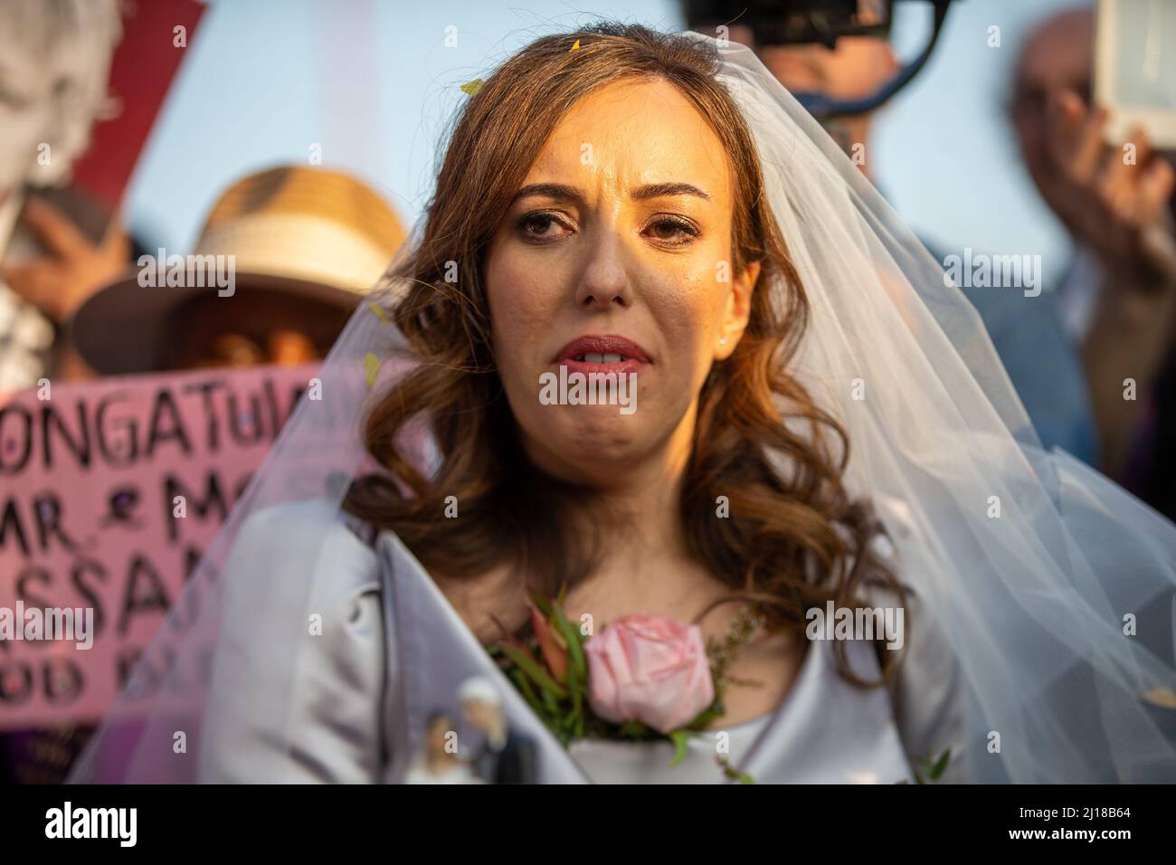 Londres, Inglaterra, Reino Unido. 23rd Mar, 2022. STELLA MORRIS es visto cortar pastel de boda fuera de la prisión de Belmarsh después de casarse con el fundador de Wikileaks Julian Assange dentro de la prisión. (Imagen de crédito: © Tayfun Salci/ZUMA Press Wire) Crédito: ZUMA Press, Inc./Alamy Live News Foto de stock