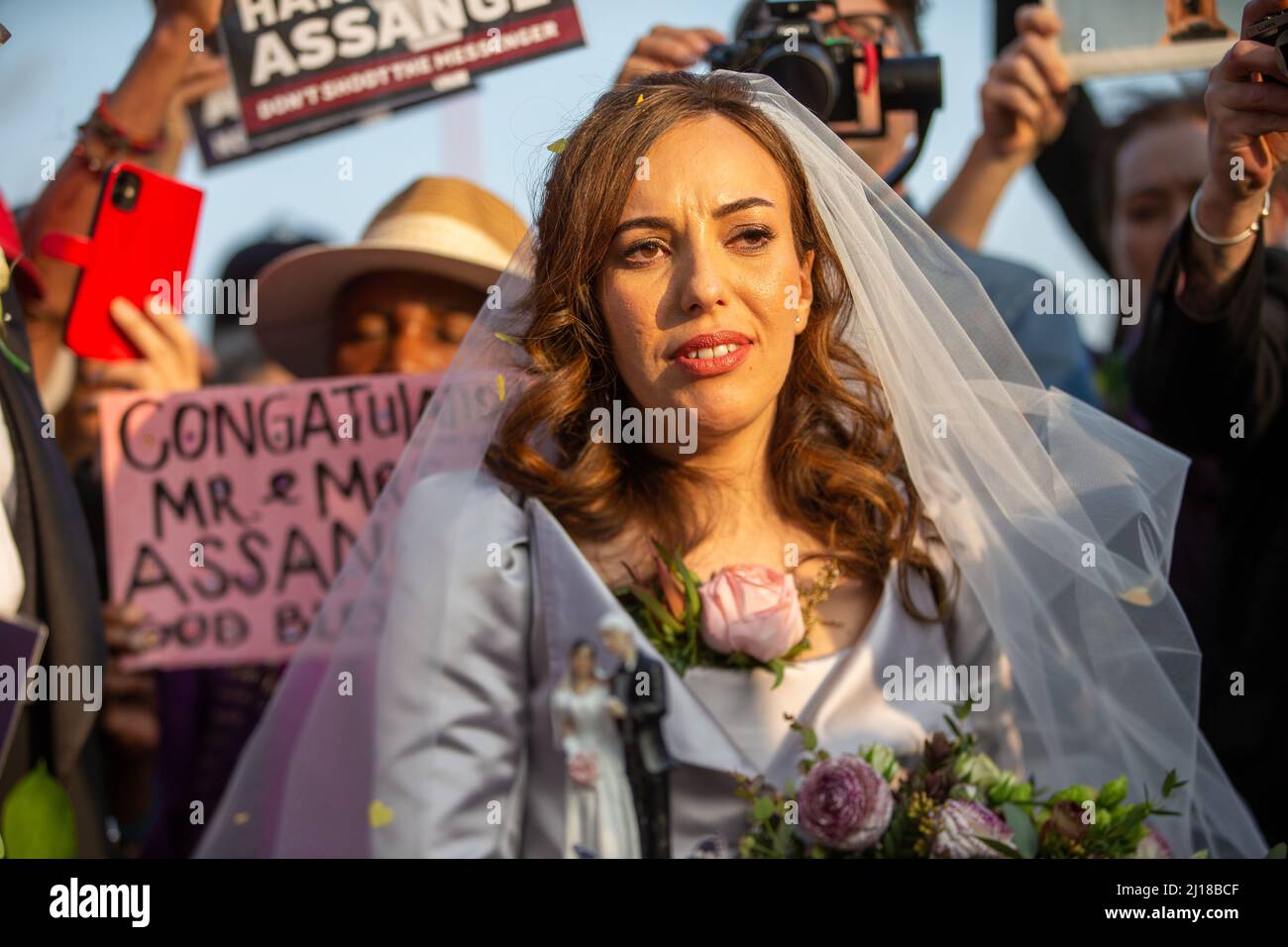 Londres, Inglaterra, Reino Unido. 23rd Mar, 2022. STELLA MORRIS es visto cortar pastel de boda fuera de la prisión de Belmarsh después de casarse con el fundador de Wikileaks Julian Assange dentro de la prisión. (Imagen de crédito: © Tayfun Salci/ZUMA Press Wire) Crédito: ZUMA Press, Inc./Alamy Live News Foto de stock