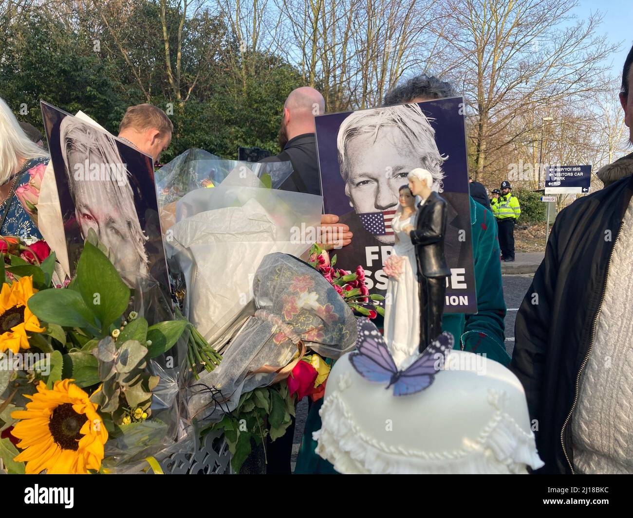 Londres, Reino Unido. 23rd Mar, 2022. Una torta de boda para la novia y el novio se coloca en una mesa frente a la prisión. El partido tuvo que tener lugar junto a las murallas de la prisión - y sin el novio. Al menos Assange y su novia pudieron disfrutar de un poco de unión después de la ceremonia de boda Crédito: Christoph Meyer/dpa/Alamy Live News Foto de stock