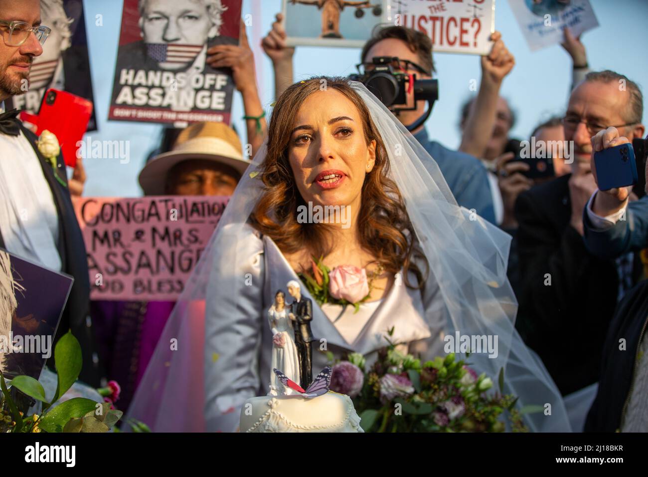 Londres, Inglaterra, Reino Unido. 23rd Mar, 2022. STELLA MORRIS es visto cortar pastel de boda fuera de la prisión de Belmarsh después de casarse con el fundador de Wikileaks Julian Assange dentro de la prisión. (Imagen de crédito: © Tayfun Salci/ZUMA Press Wire) Crédito: ZUMA Press, Inc./Alamy Live News Foto de stock