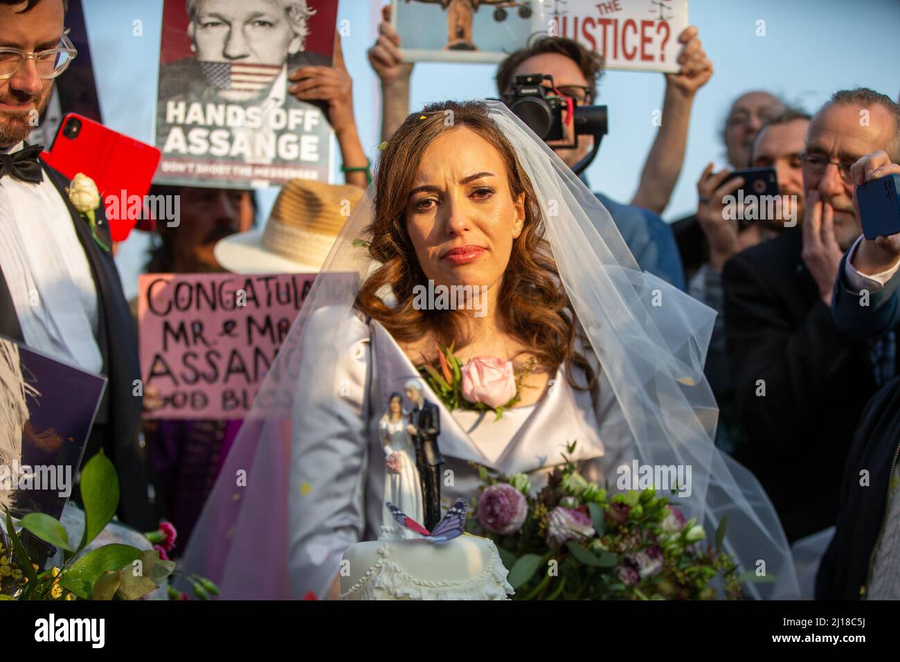 Londres, Inglaterra, Reino Unido. 23rd Mar, 2022. STELLA MORRIS es visto cortar pastel de boda fuera de la prisión de Belmarsh después de casarse con el fundador de Wikileaks Julian Assange dentro de la prisión. (Imagen de crédito: © Tayfun Salci/ZUMA Press Wire) Crédito: ZUMA Press, Inc./Alamy Live News Foto de stock