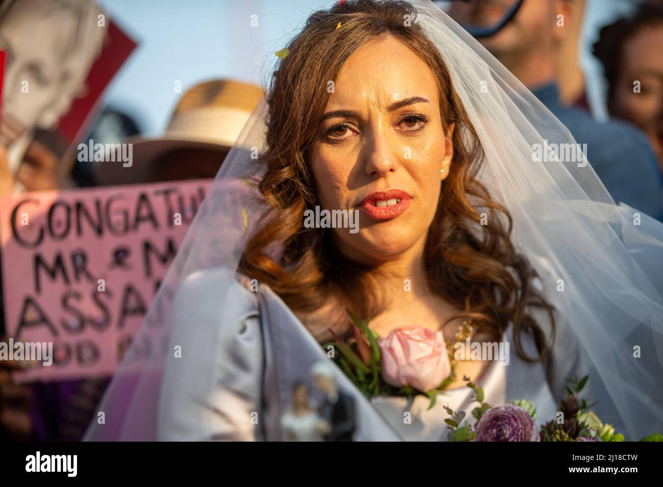 Londres, Inglaterra, Reino Unido. 23rd Mar, 2022. STELLA MORRIS es visto cortar pastel de boda fuera de la prisión de Belmarsh después de casarse con el fundador de Wikileaks Julian Assange dentro de la prisión. (Imagen de crédito: © Tayfun Salci/ZUMA Press Wire) Crédito: ZUMA Press, Inc./Alamy Live News Foto de stock